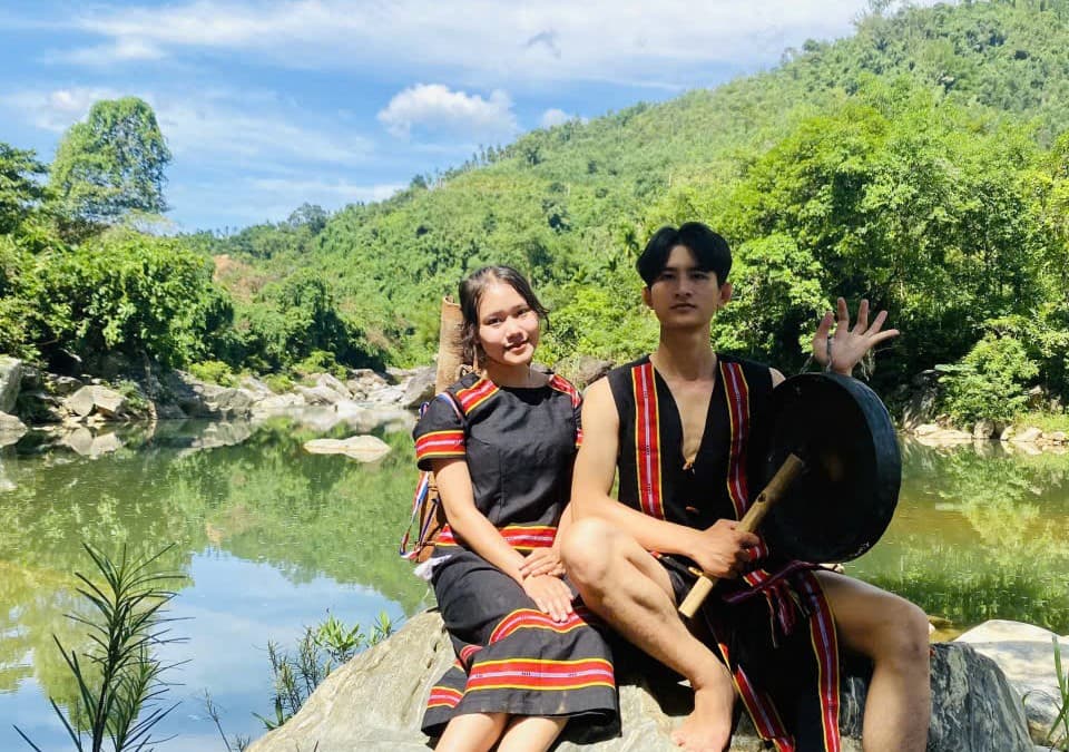 Người Ca Dong bên dòng suối