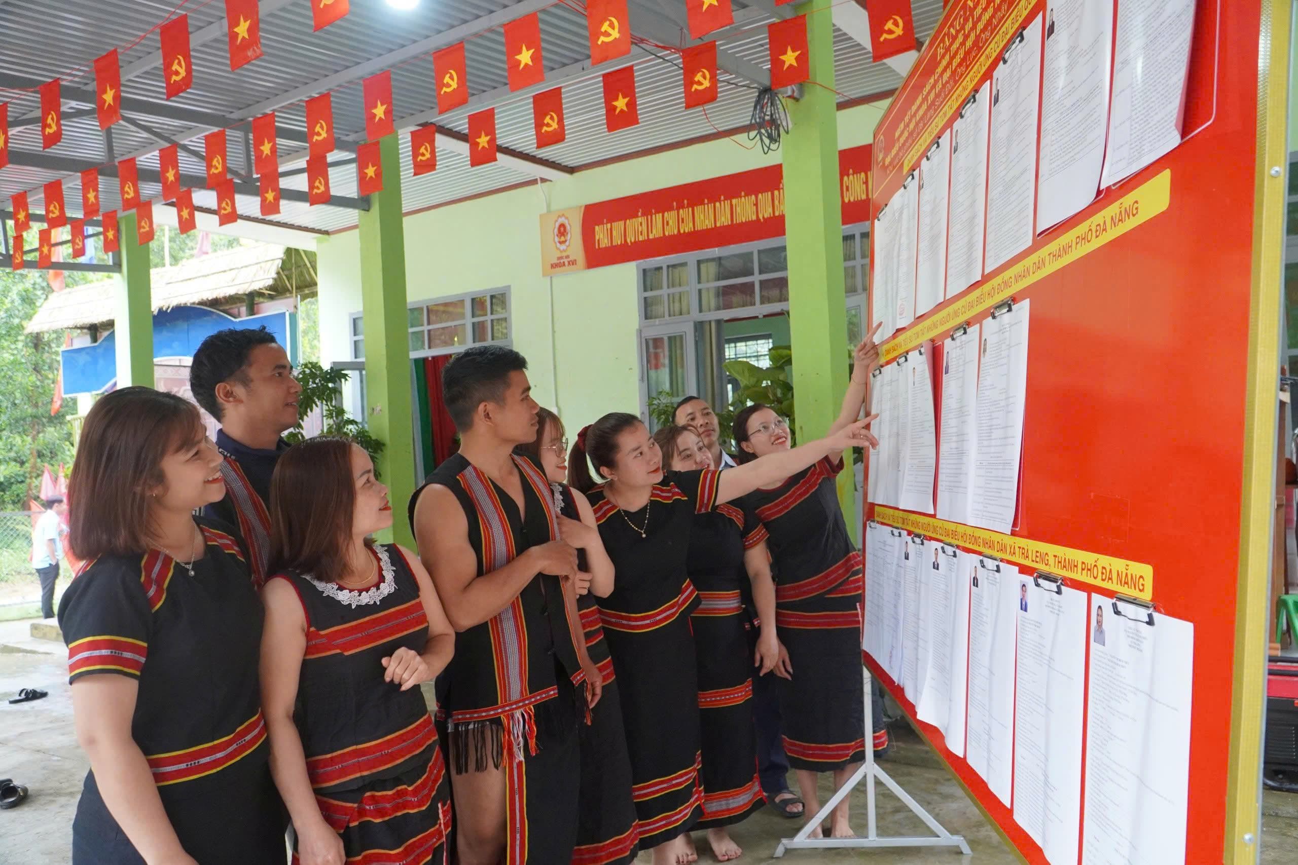 Người dân Trà Leng đi bầu cử