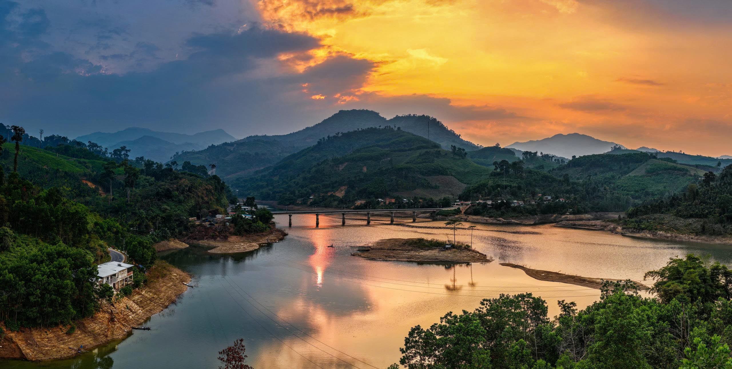 Nơi Ánh Sáng Chạm Vào Đại Ngàn