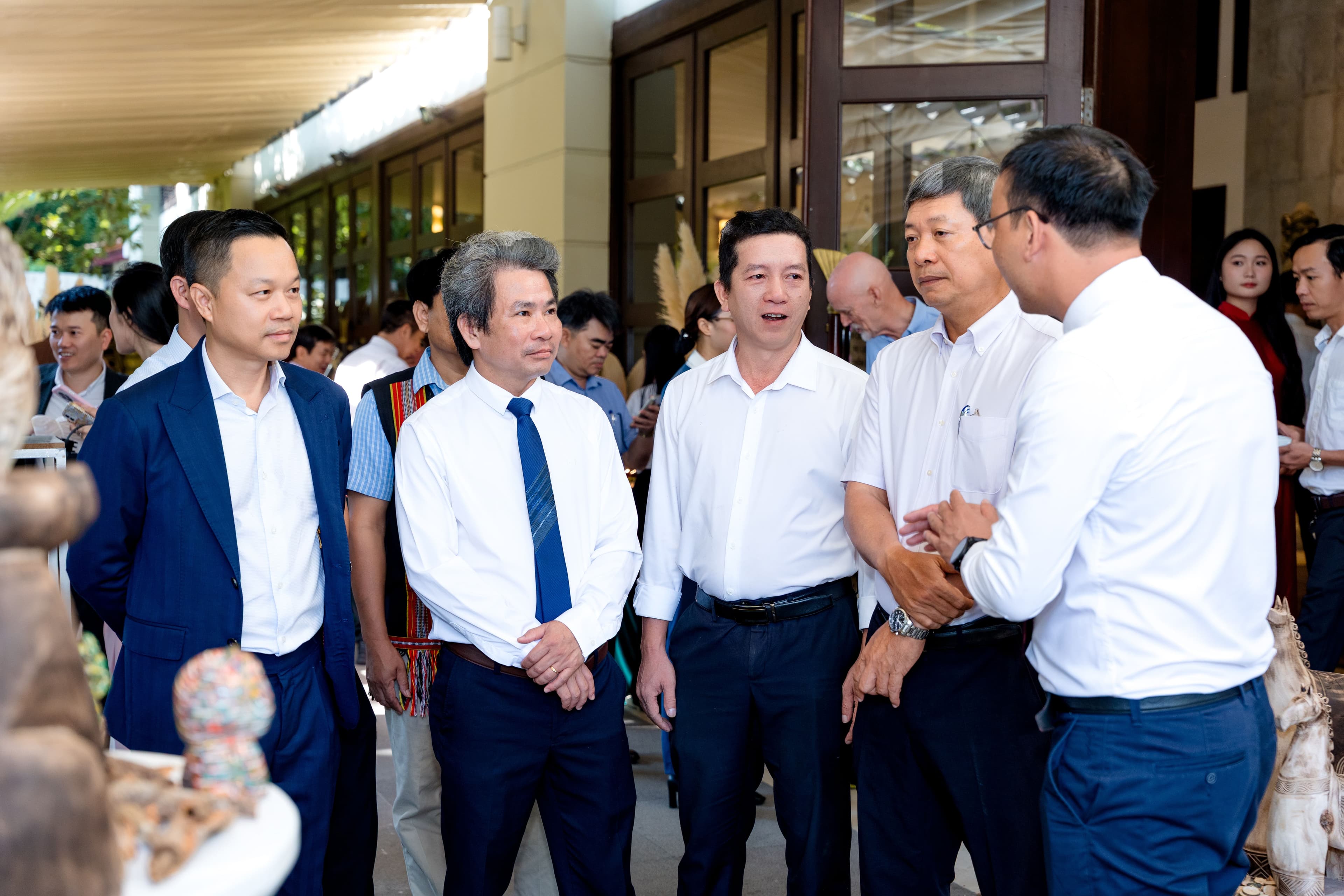 Các đại biểu giao lưu trong hội thảo