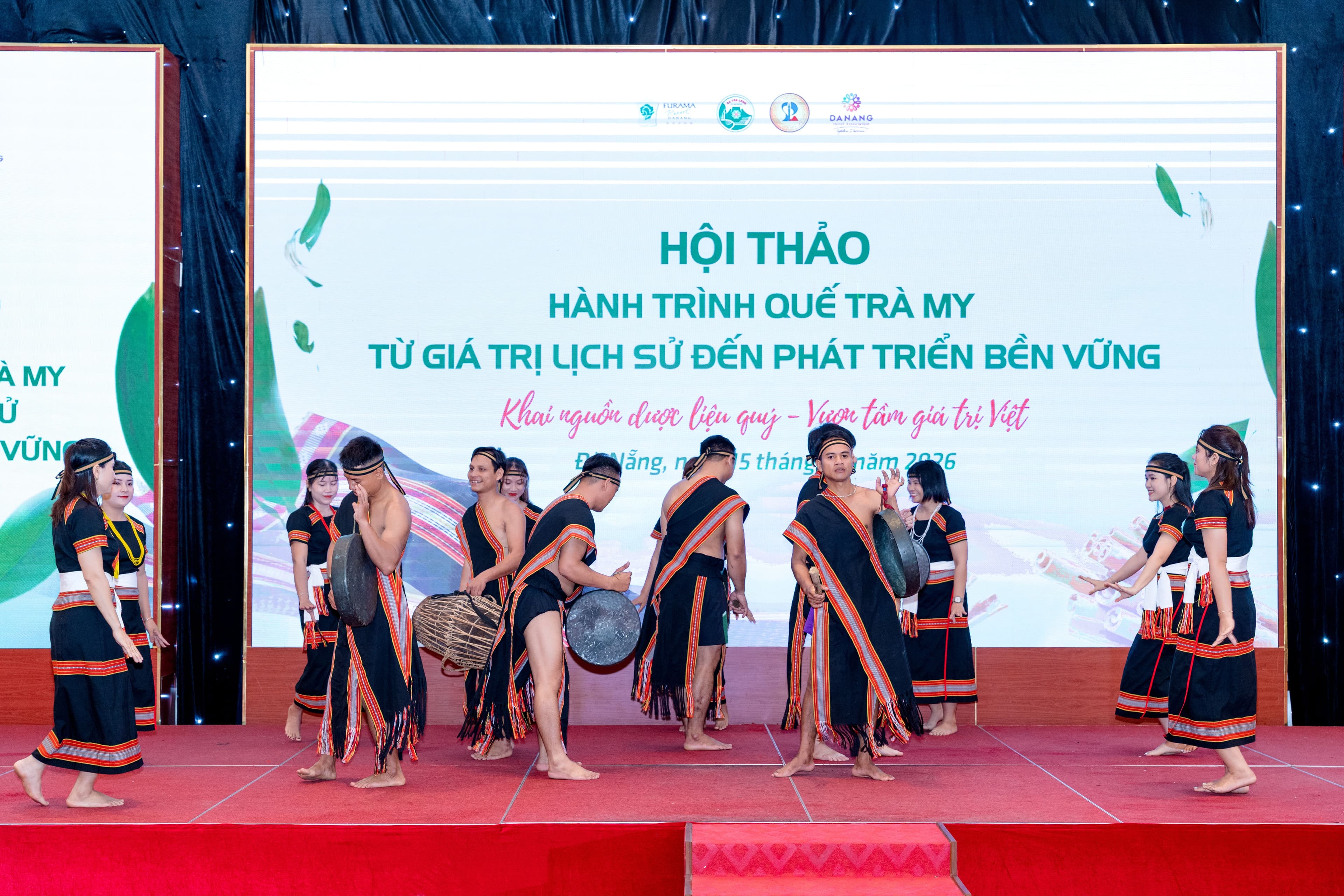 Múa cồng chiêng tại hội thảo
