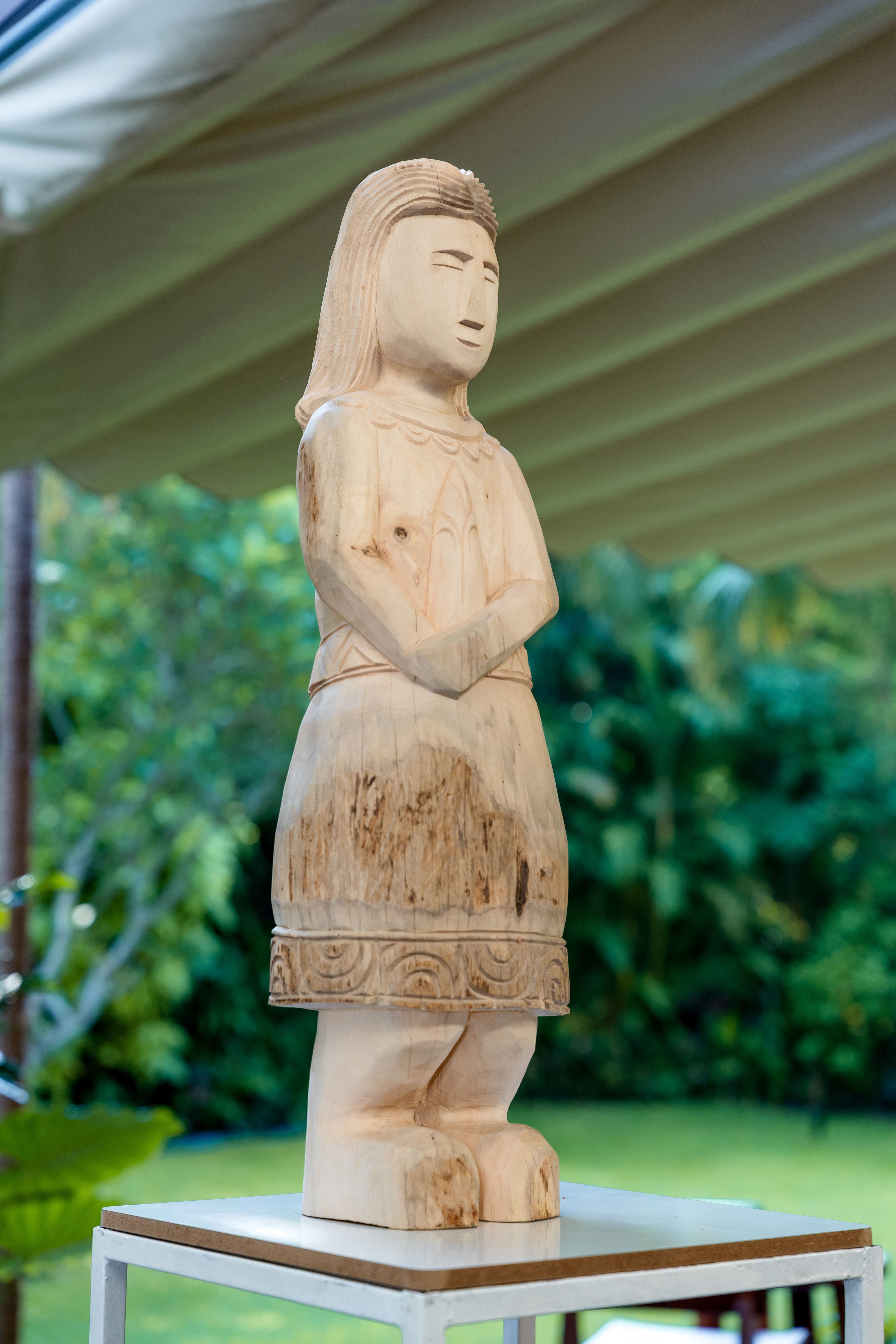 Tượng cô gái