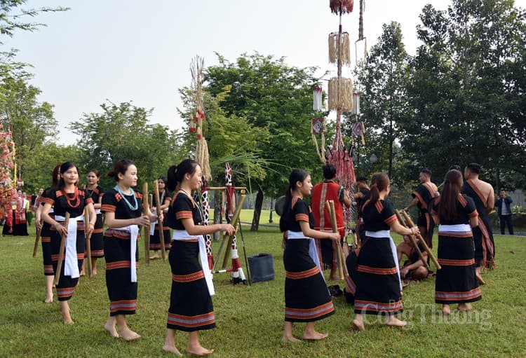 Trang phục truyền thống người Ca Dong