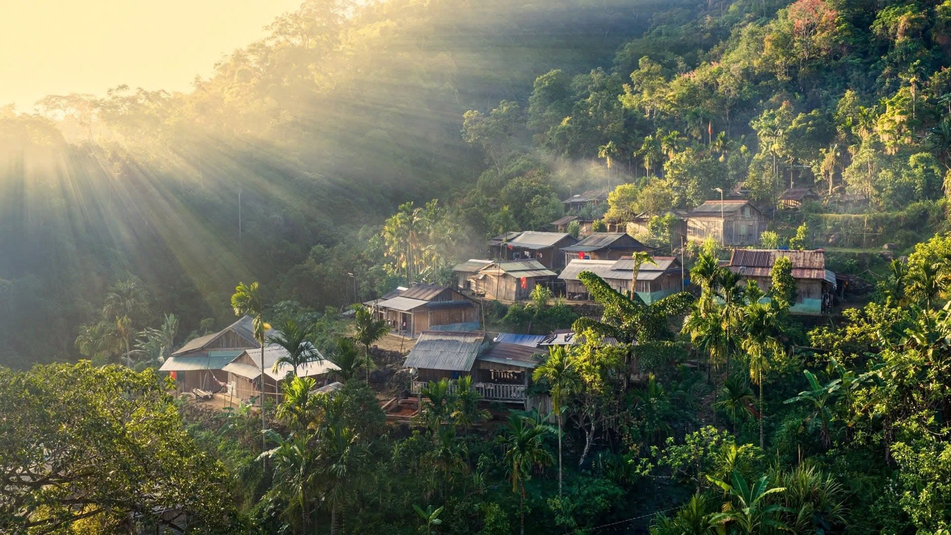 Nắng sớm giữa buôn làng