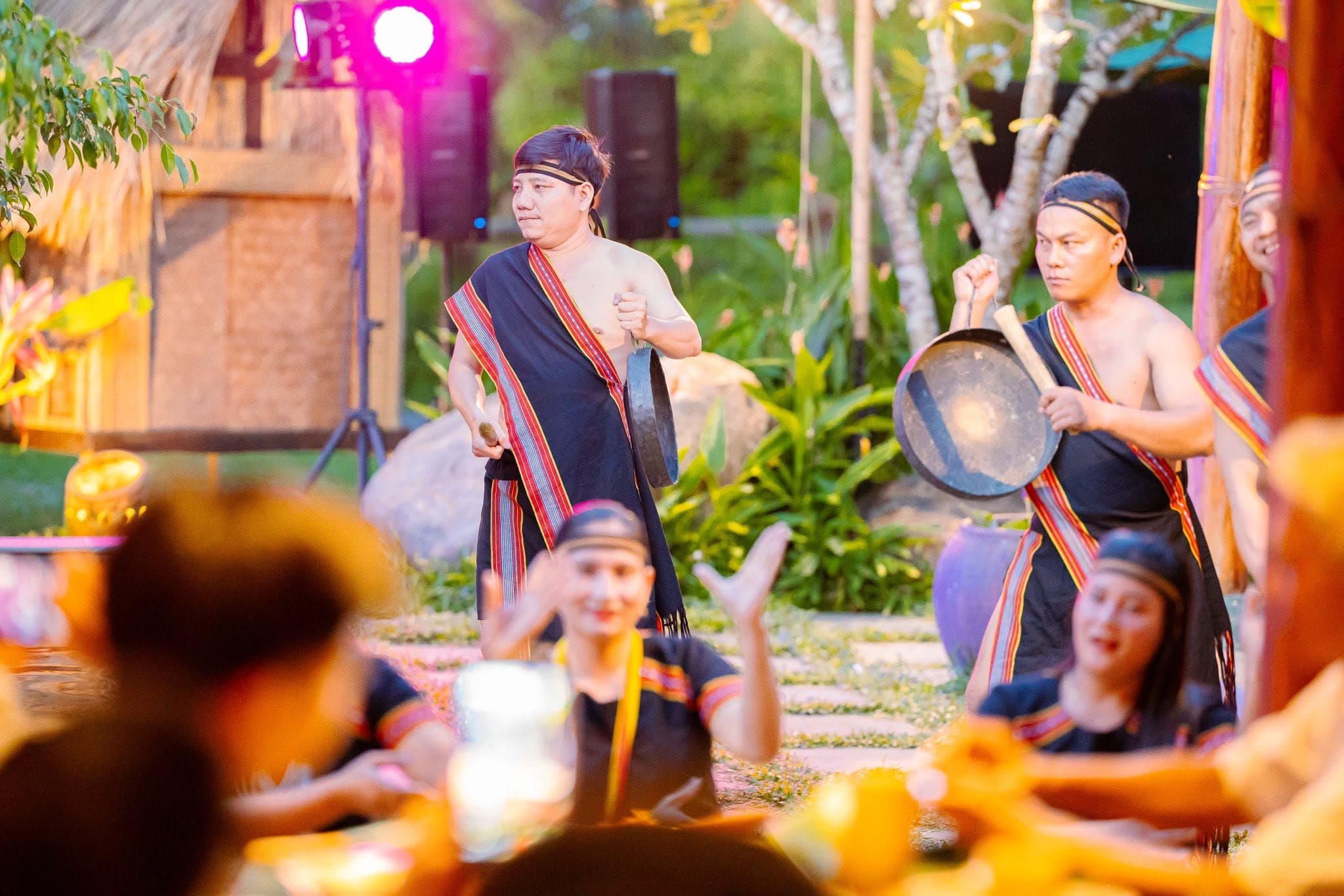 Tiếng cồng muôn nơi