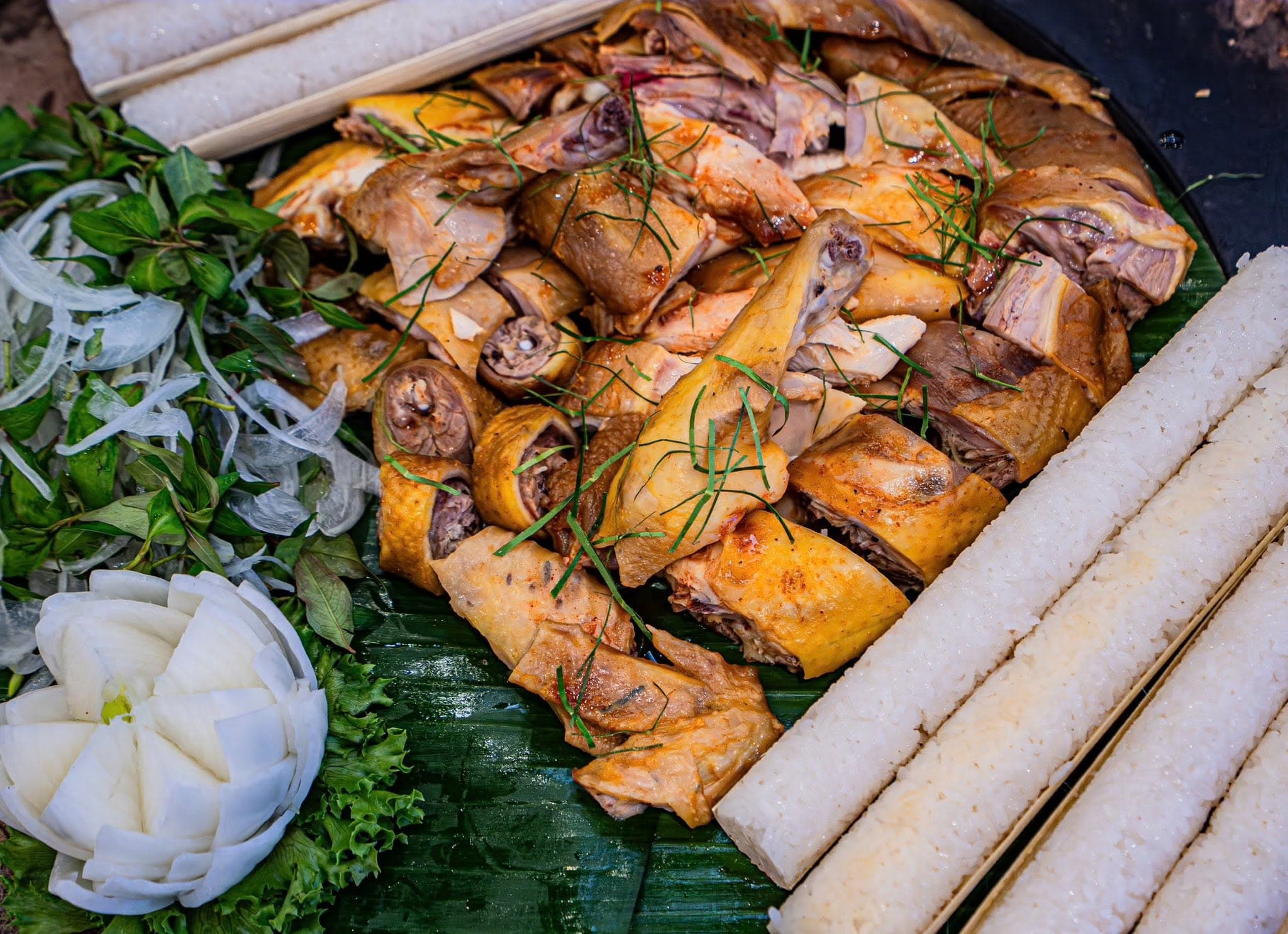 Gà luộc với cơm làm