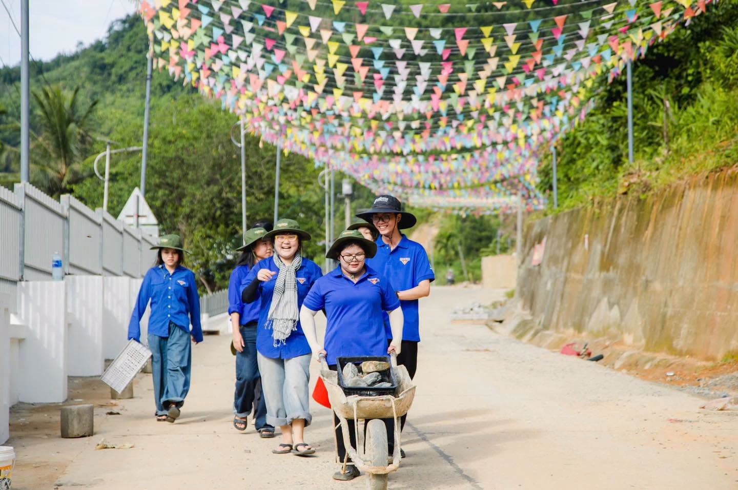 UEDの若者たちがTrà Lengと協力し、2026年第1回シナモン祭りの準備を進める