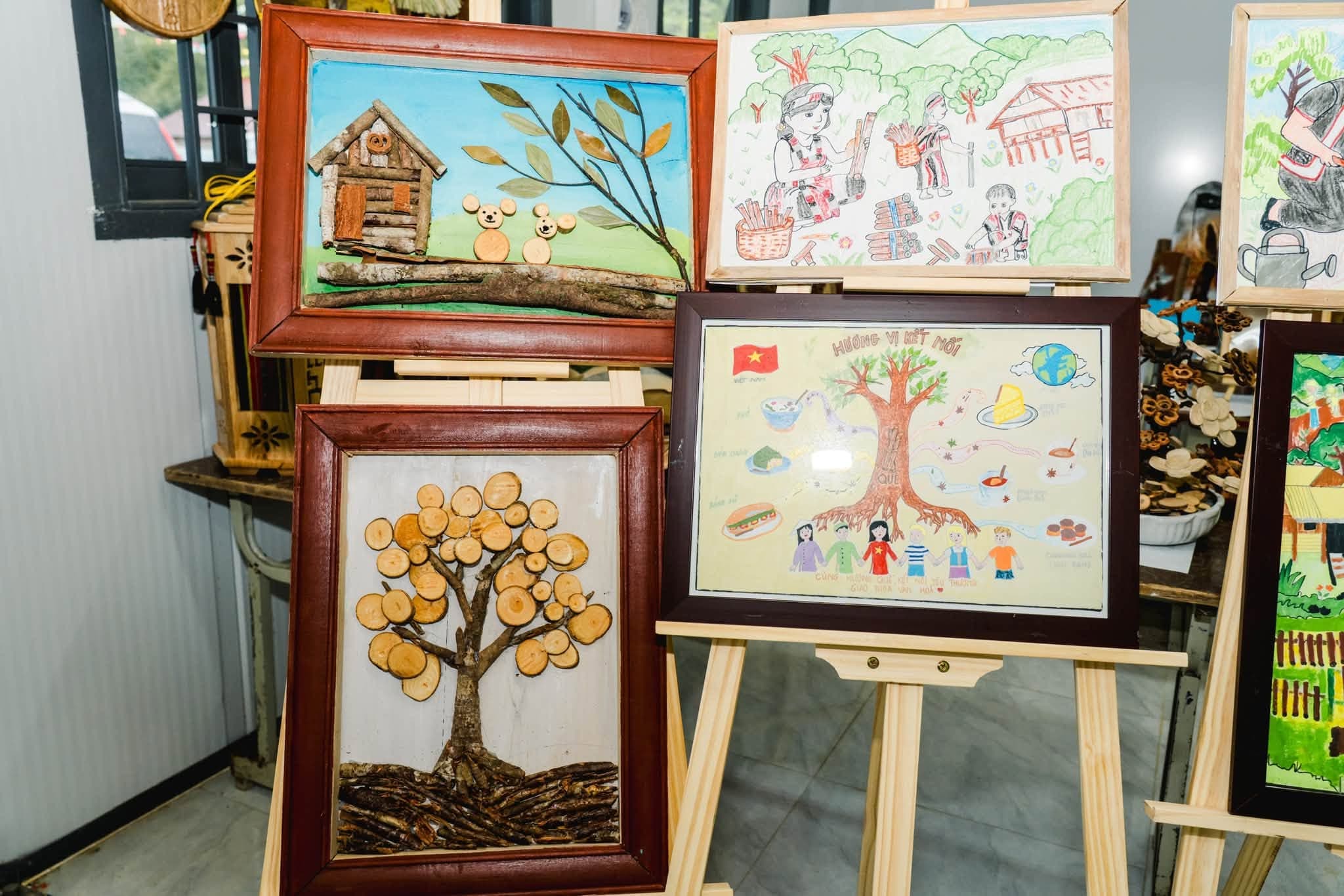 Trưng bày tranh vẽ