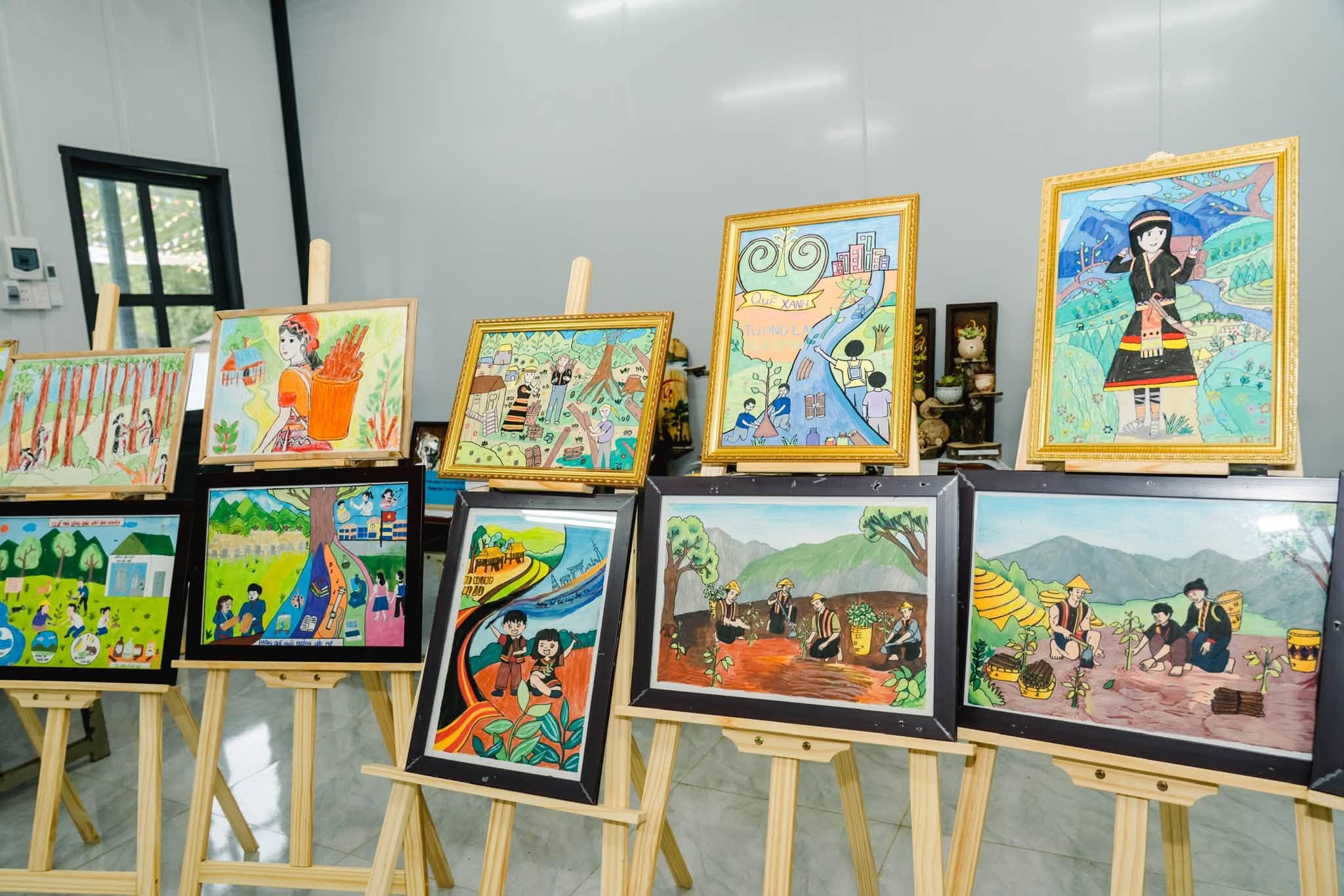 Trưng bày tranh vẽ