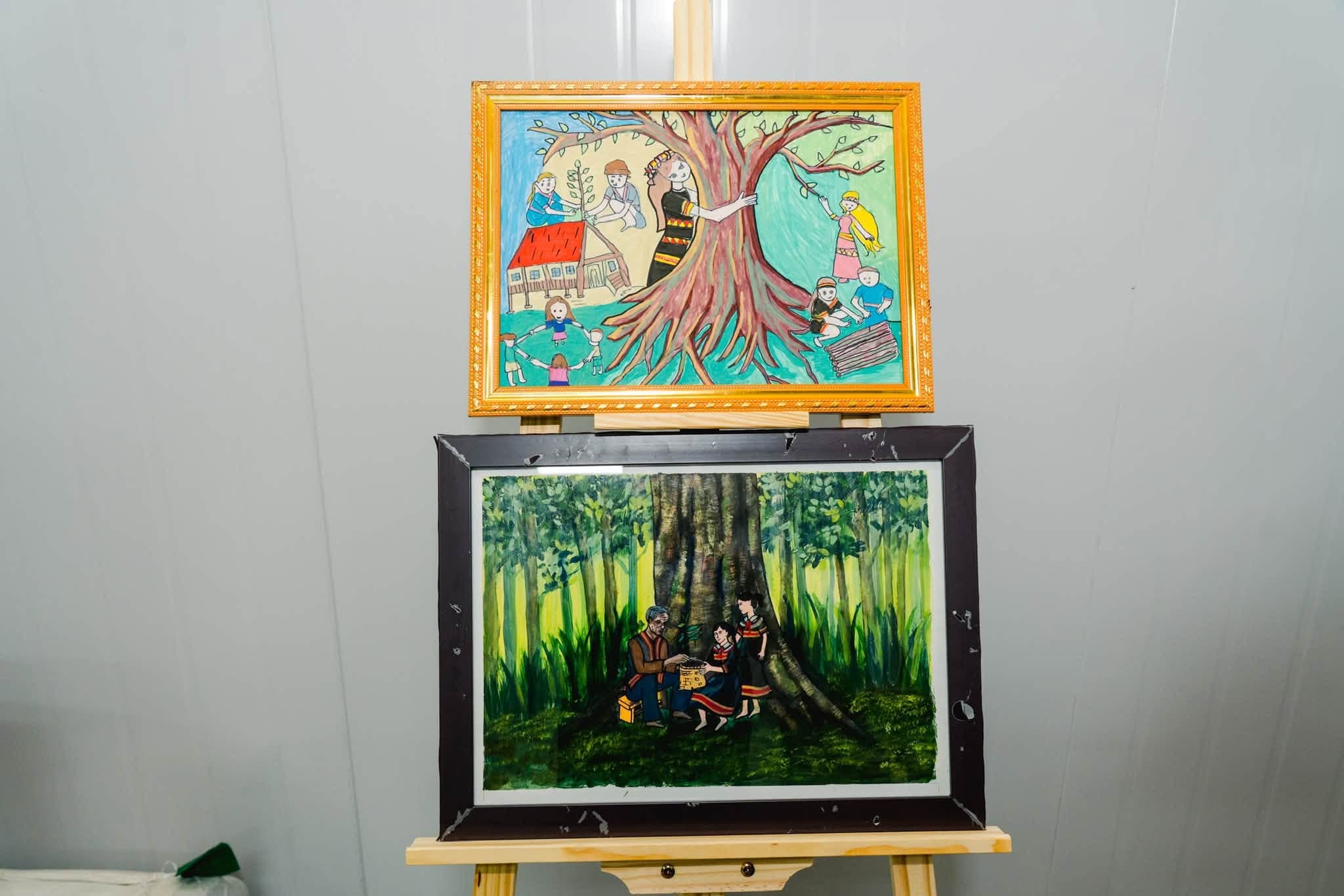 Trưng bày tranh vẽ