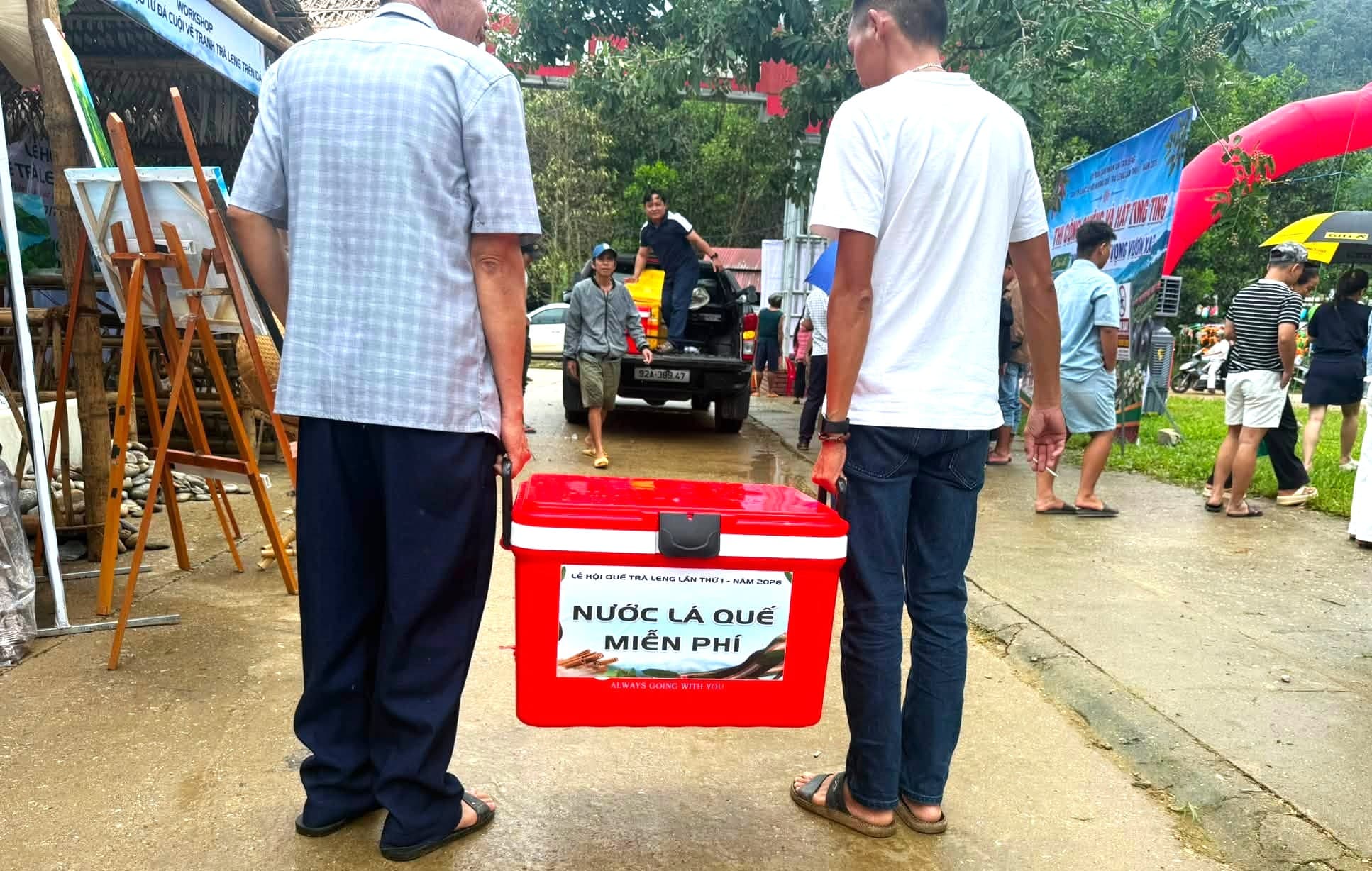 Free Cinnamon Leaf Water - A Gesture of Hospitality to Visitors at the 1st Quế Trà Leng Cinnamon Festival