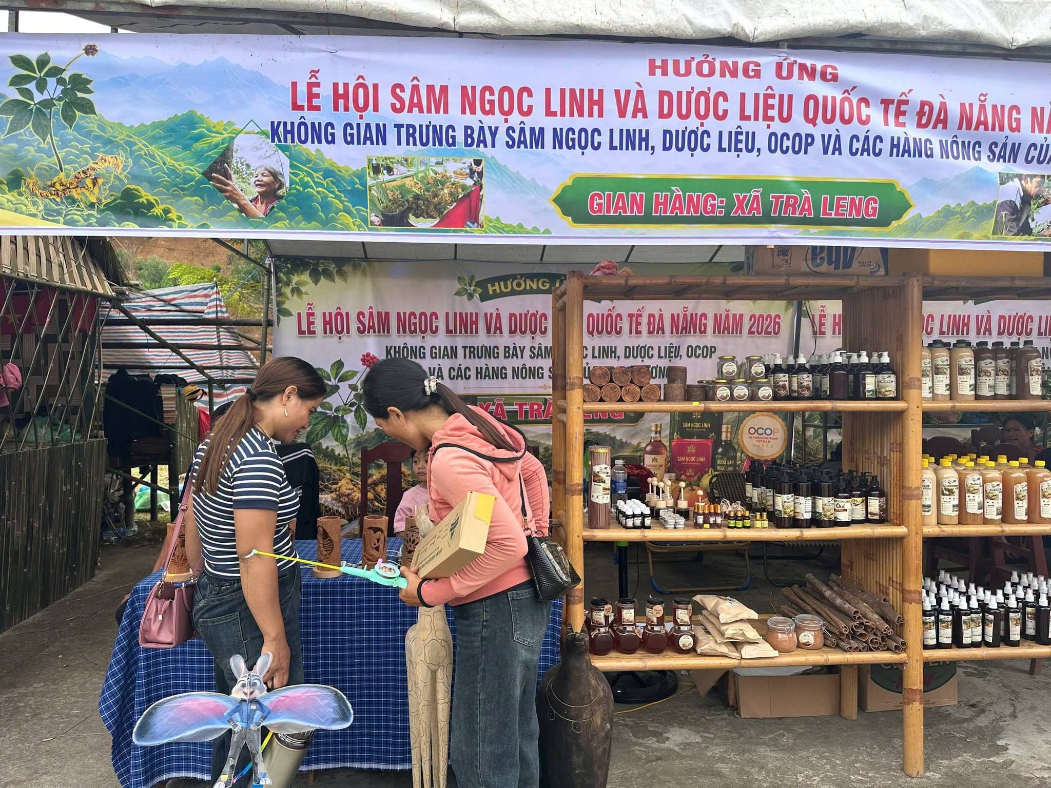 Trà Leng promeut ses produits emblématiques lors du Festival International du Sâm Ngọc Linh et des Plantes Médicinales de Đà Nẵng 2026