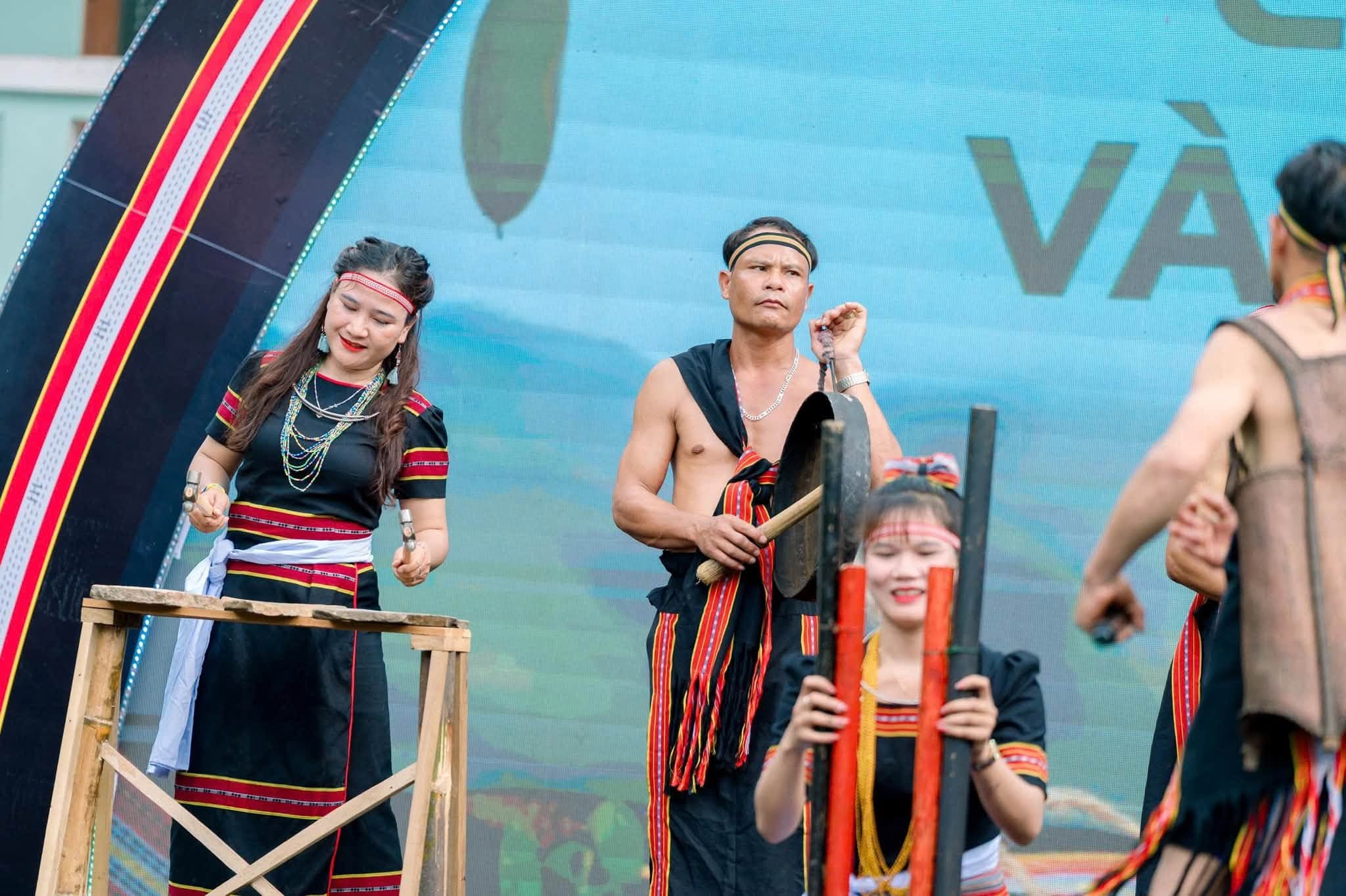 Người Trà Leng Trong Mắt Du Khách